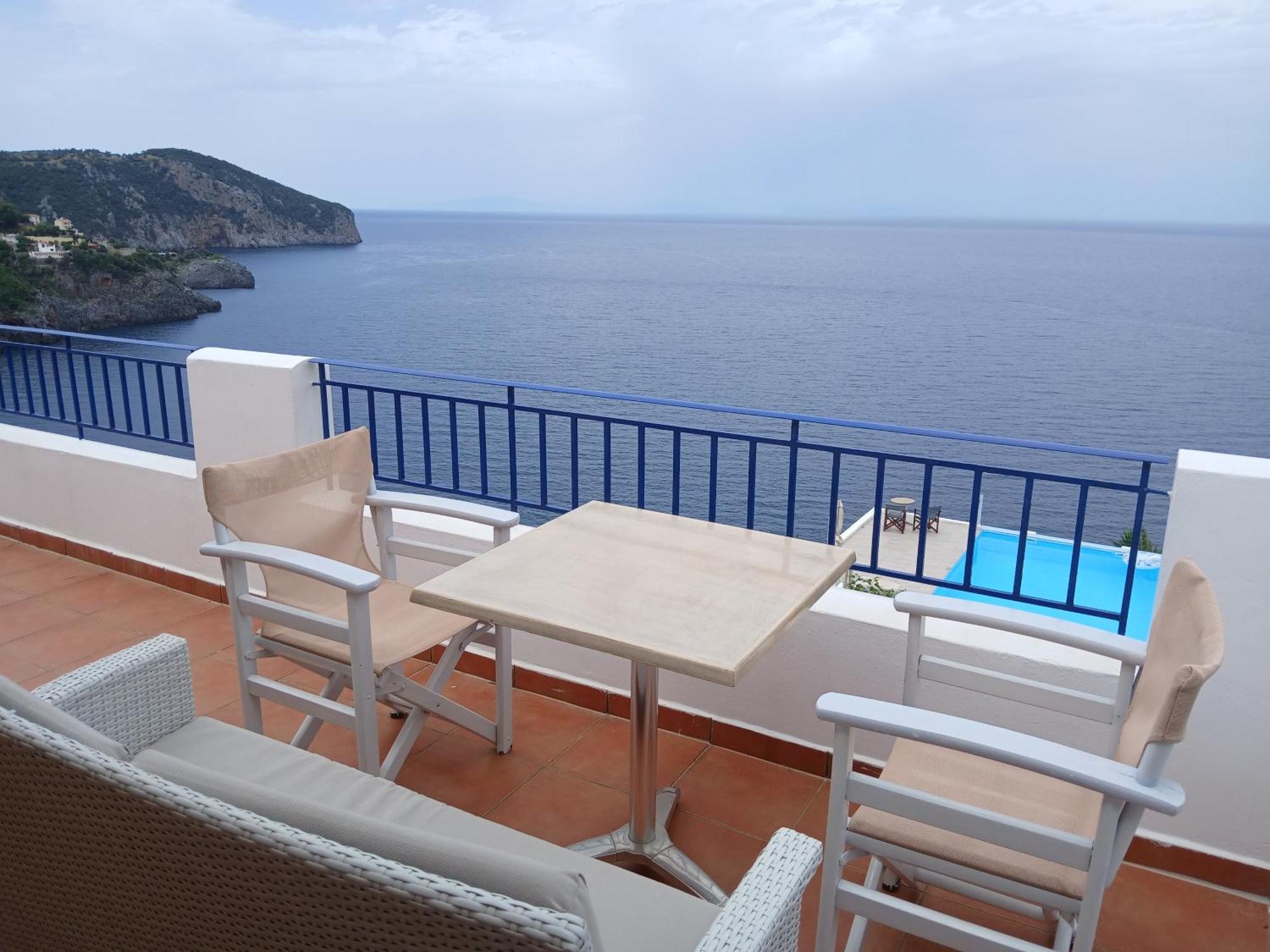 Kapetaniou * Limnionas (Central Greece)